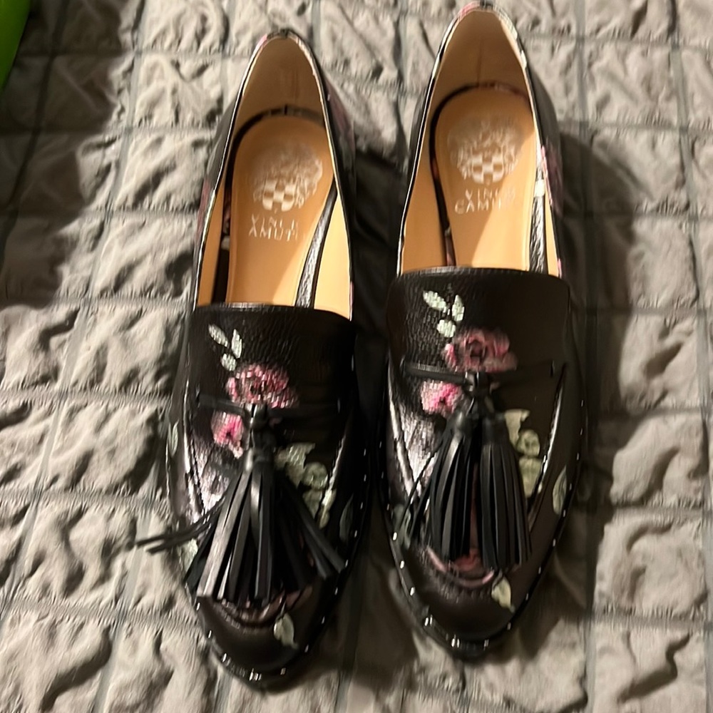 Super cute floral loafer. Great colors